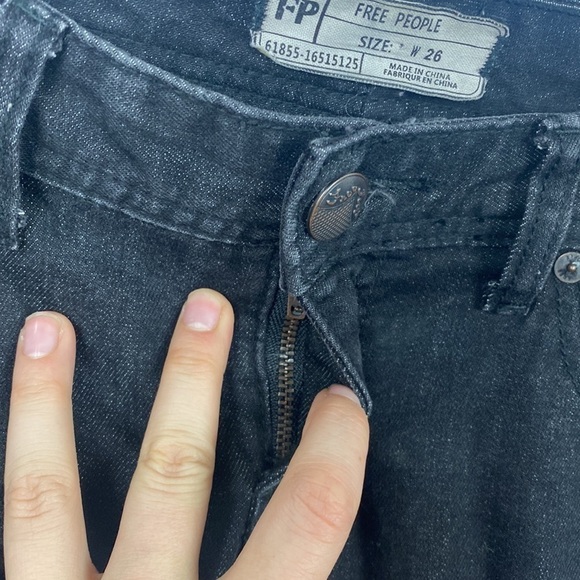 Free People Distressed Faded Black Raw Hem Knee Cut Skinny Jeans - Size 26 - Picture 5 of 13